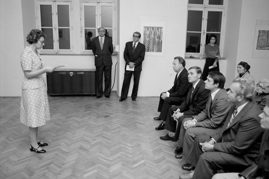 výstavu uvádí Nina Dvořáková, u oken stojí zleva: M. Doležal, O. Dadák, J. Vránová